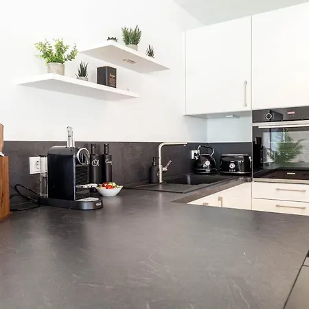 Living Timeless- Happy Living Bodensee Direkt Am See Mit Billard, Parkplatz Und Balkon Fuer Bis Zu 6 Personen Фридрихсхафен Экстерьер фото